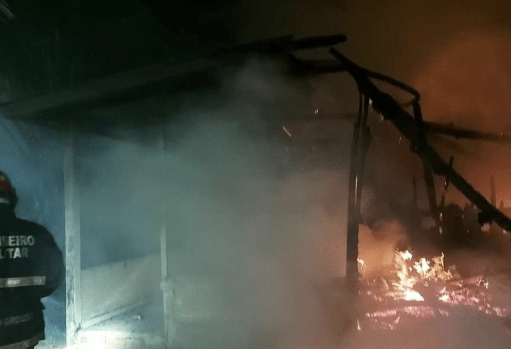 Casa de madeira fica destruída em incêndio no Mato Grosso