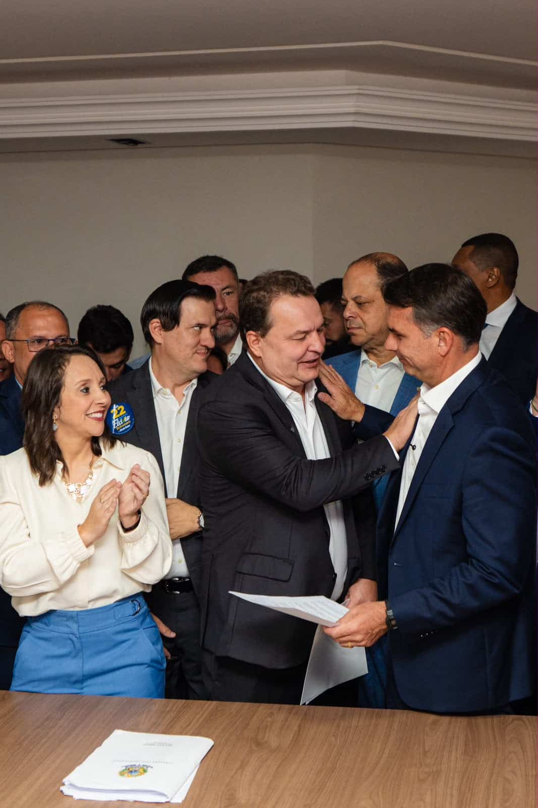 Presidente da Assembleia Legislativa entrega carta de apoio a Flávio Bolsonaro assinada por deputados de MT  