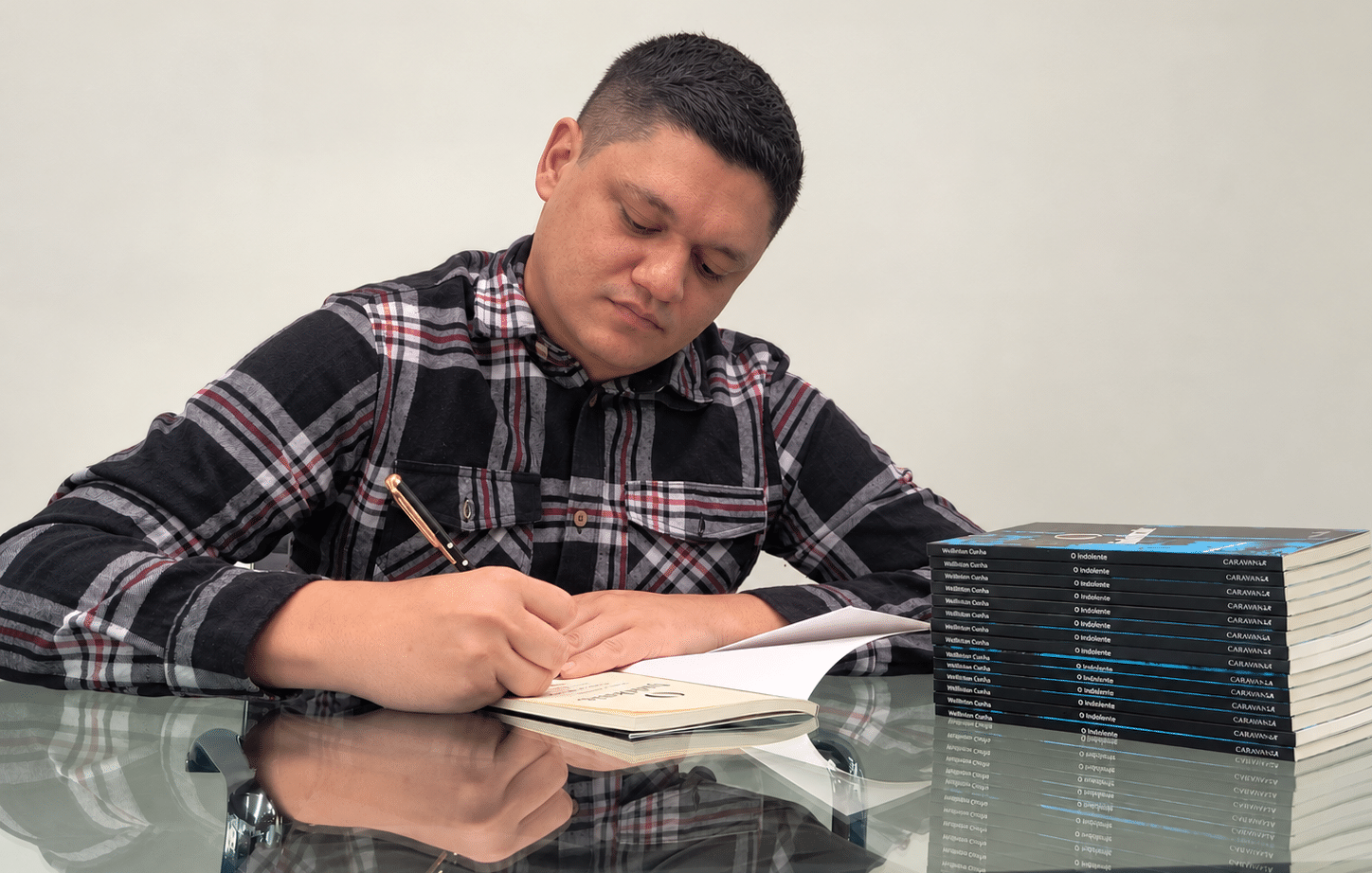 Sinop: jornalista do Só Notícias lança livro existencialista que mistura humor e situações absurdas