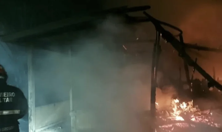 Casa de madeira fica destruída em incêndio no Mato Grosso