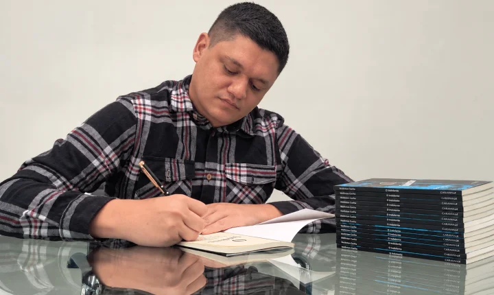 Sinop: jornalista do Só Notícias lança livro existencialista que mistura humor e situações absurdas